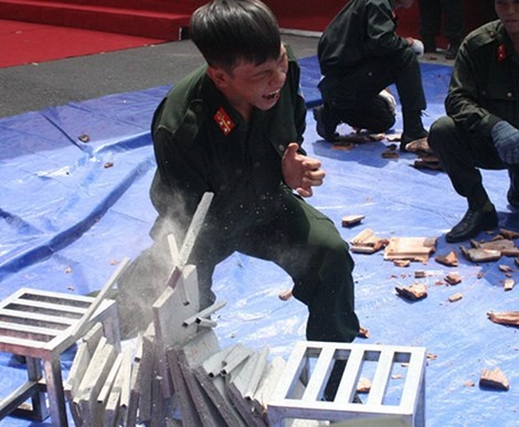 Dùng tay không đấm vỡ bê tông.