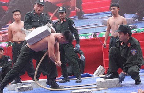 Xem canh sat co dong Binh Duong trinh dien vo thuat hinh anh