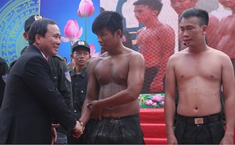 hủ tịch UBND tỉnh Bình Dương Trần Văn Nam khen ngợi sức mạnh của các chiến sĩ.