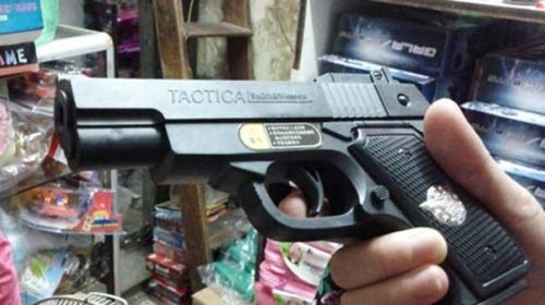 Bat thanh nien di cuop bang sung do choi hinh anh