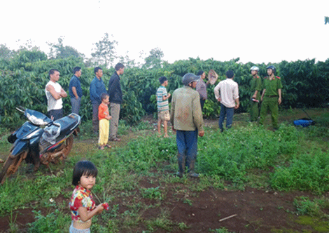  Thông tin ban đầu cho biết, do mâu thuẫn gia đình nên khoảng 15h30 ngày 23/8, tên Vũ Văn Đản (39 tuổi), đã dùng dao rựa đuổi chém vợ con... Người vợ đã ôm con bỏ trốn thoát thân nên đối tượng đã chạy ra ngoài chém chết những người xung quanh. Sau khi gây án, tên Đản cầm dao chạy trốn vào vườn cà phê. Ảnh: Báo Gia Lai.