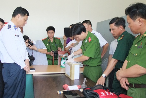 Lực lượng chức năng niêm phong tang vật.