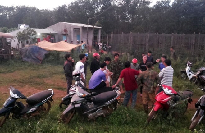 18h30, ngày 23/8, Đại tá Phan Lang - Phó Giám đốc Công an tỉnh Gia Lai cho biết, Cơ quan CSĐT tội phạm về TTXH (PC45) Công an tỉnh Gia Lai phối hợp cùng Công an huyện Chư Prông, Công an xã Ia Băng (Chư Prông, Gia Lai) đã bắt giữ hung thủ sát hại nhiều người ở khu rẫy cà phê thuộc thôn Phú Vinh, xã Ia Băng (Chư Prông, Gia Lai).