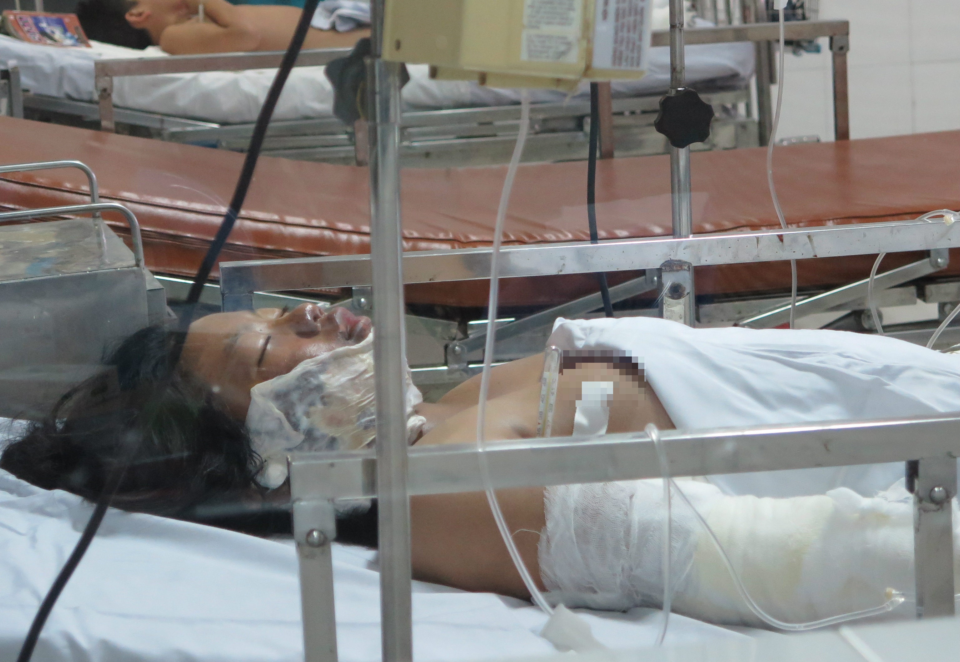 Be gai ban ve so bi me tuoi xang dot vi no tien dai ly hinh anh