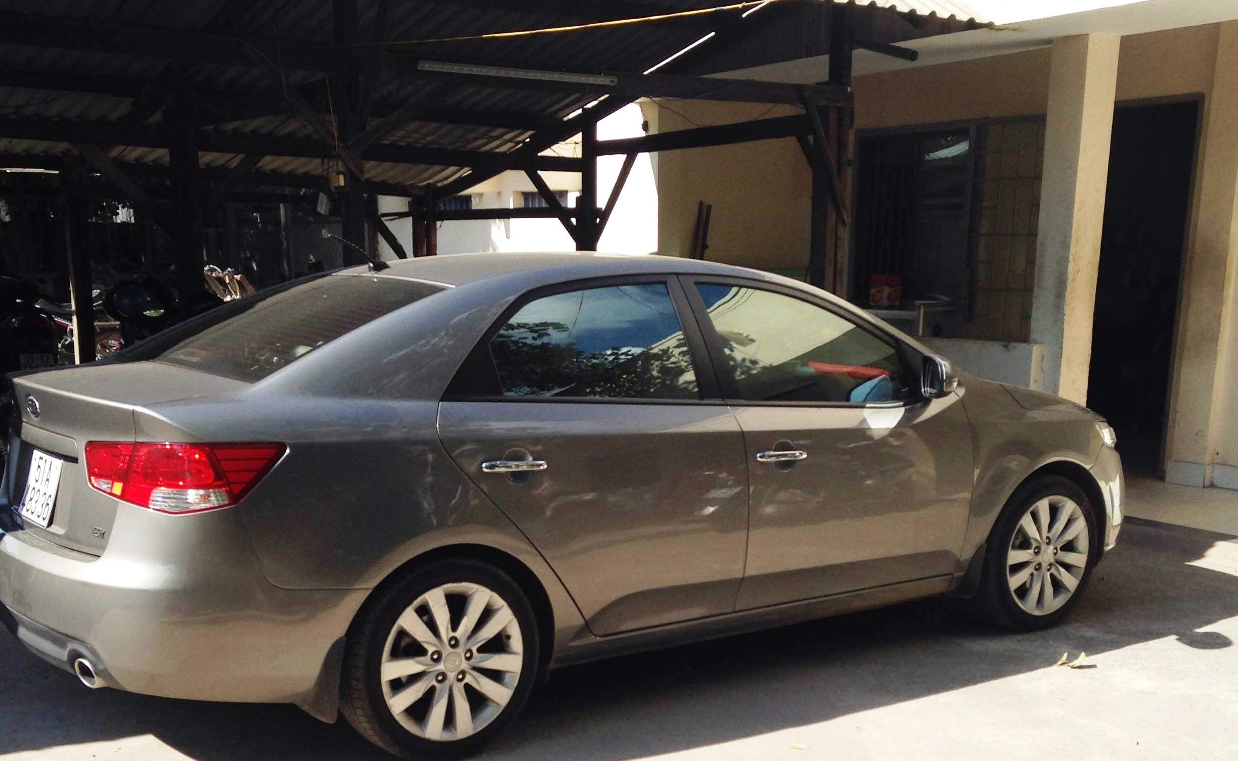 Tai xe hat canh sat giao thong len capo suot 300 m hinh anh