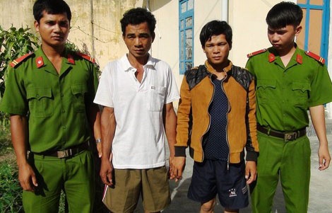 Bat 2 nghi can giet nguoi vut xac xuong song hinh anh