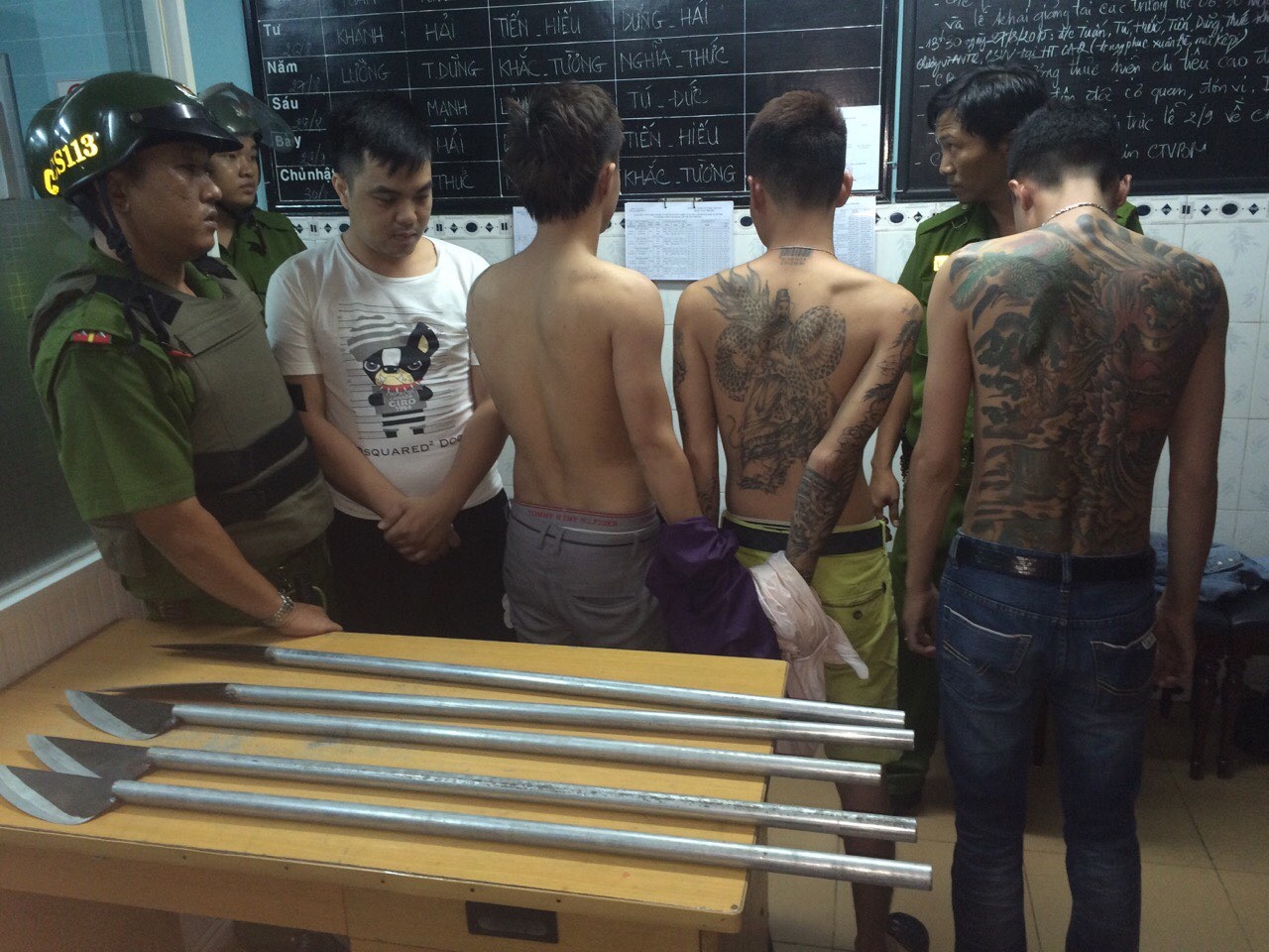 Giang ho xam tro o Sai Gon dung oto cho ma tau di hon chien hinh anh