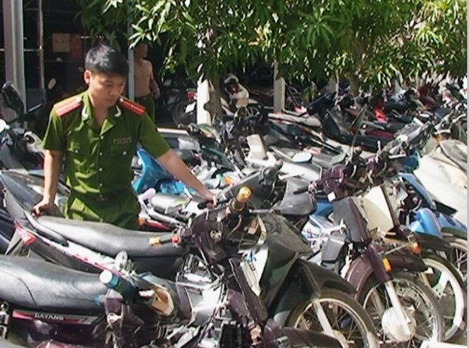 Thu giu 93 xe may khong ro nguon goc tai tiem cam do hinh anh