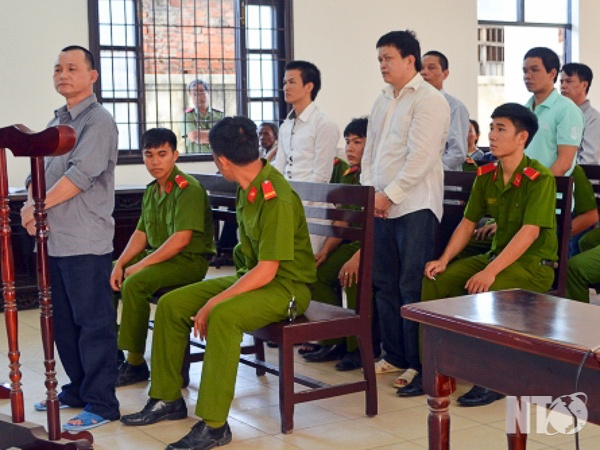 Bị cáo Lê Văn Huy cùng đồng bọn tại phiên xử sơ thẩm của TAND tỉnh Ninh Thuận ngày 28/8/2015. Ảnh: NTO.
