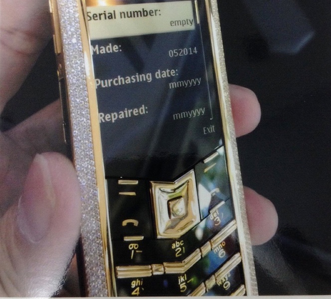 Mua chiu dien thoai Vertu hon 1 ty dong roi bo tron hinh anh