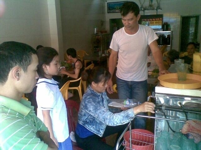 Anh Đức rũ bỏ quá khứ lầm lỗi, sống hạnh phúc với gia đình bằng công việc bán quán bia.