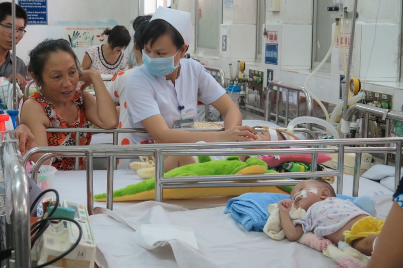 Trẻ bị sốt xuất huyết gia tăng và đang có nguy cơ thành dịch. Ảnh: Khánh Trung.