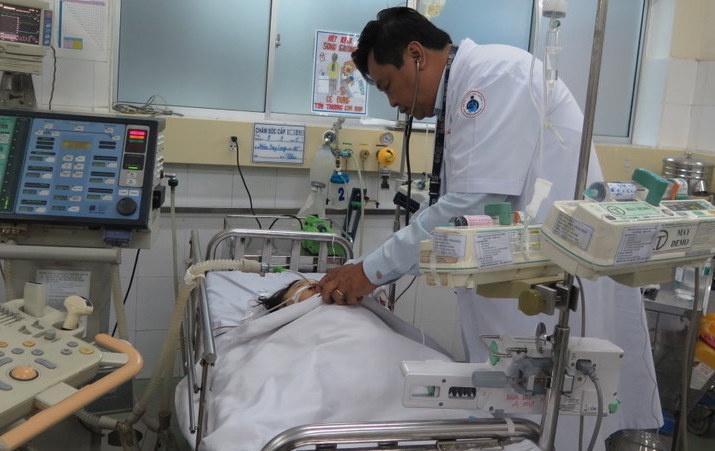 Tai xe xe Phuong Trang om em be 1 tuoi di cap cuu hinh anh