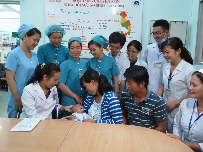 Các y bác sĩ đón tiếp bé Phát tái khám tại khoa Hồi sức sơ sinh. Ảnh: Khánh Trung.