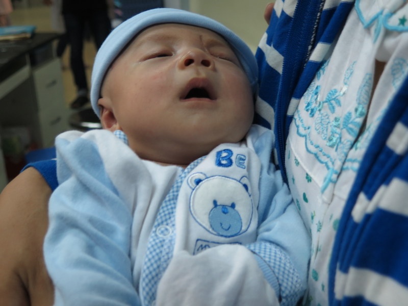 Be trai bi dam xuyen so tang 0,5 kg sau 2 tuan xuat vien hinh anh