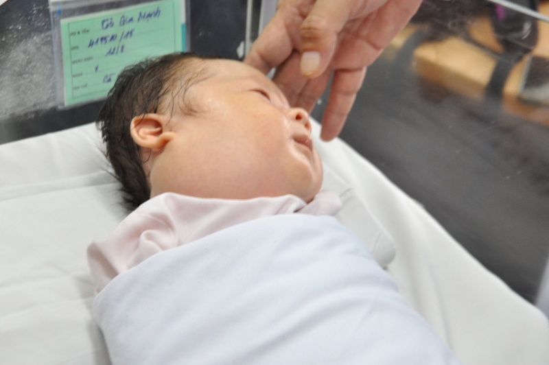 Các bác sĩ đã làm tan khối bướu ở cổ cho 2 bệnh nhi mà không cần phẫu thuật. Ảnh: Khánh Trung.