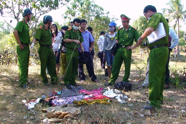 Truy to ke doat mang 2 nguoi tinh, giau xac duoi gam giuong hinh anh