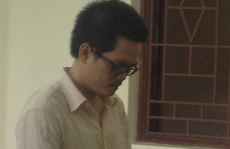 Nghi can cúi đầu nhận tội trước vành móng ngựa. Ảnh: Võ Hà.