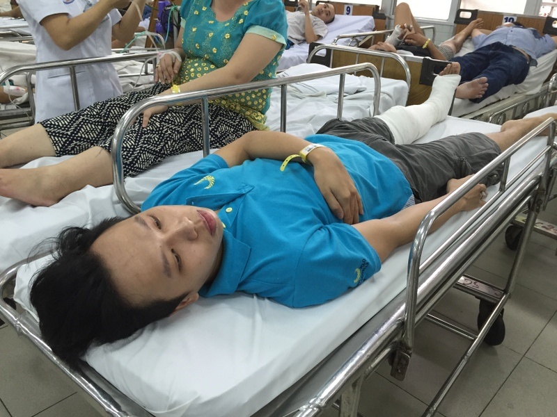 Con trai bà Tám bị gãy chân đã được các bác sĩ bó bột. Ảnh: Khánh Trung.