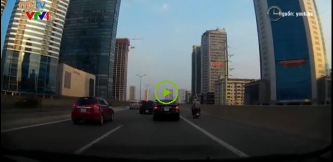 Nhieu xe may di vao duong cam tren cao o Ha Noi hinh anh