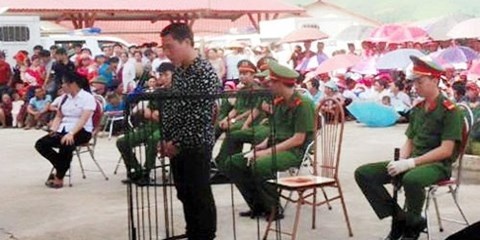 Hung thủ giết người, cướp tài sản tại tòa.