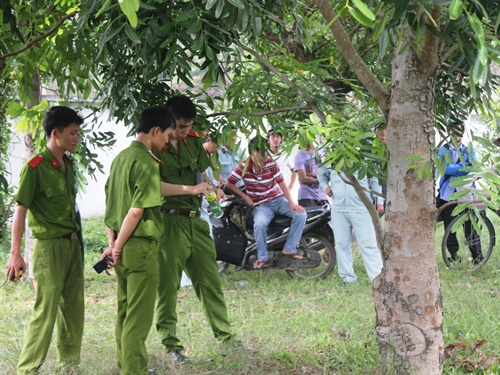 Dung xe tai cho xac ban gai den cong an huyen tu thu hinh anh