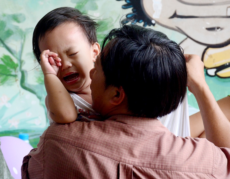 Cha me bo pho cung con tre o benh vien hinh anh