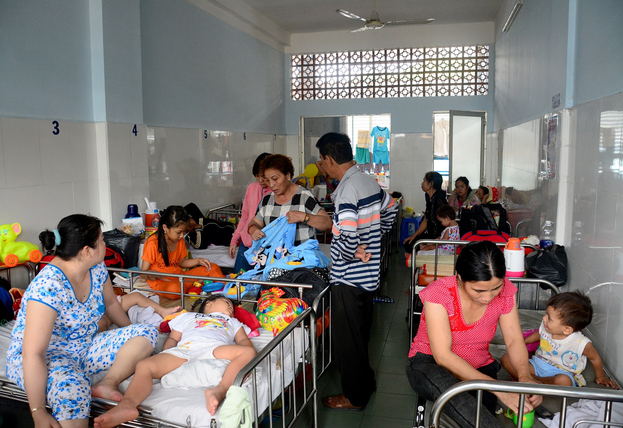 Các bệnh nhi và người nhà nằm chen chúc nhau trong phòng bệnh. Ảnh: Lê Quân.