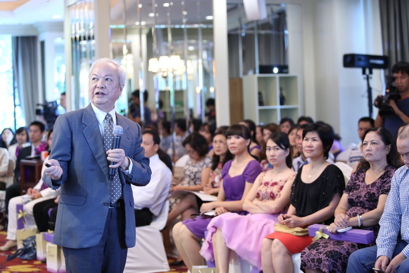 GS-TS Nguyễn Công Khanh tại một buổi hội thảo về dinh dưỡng.