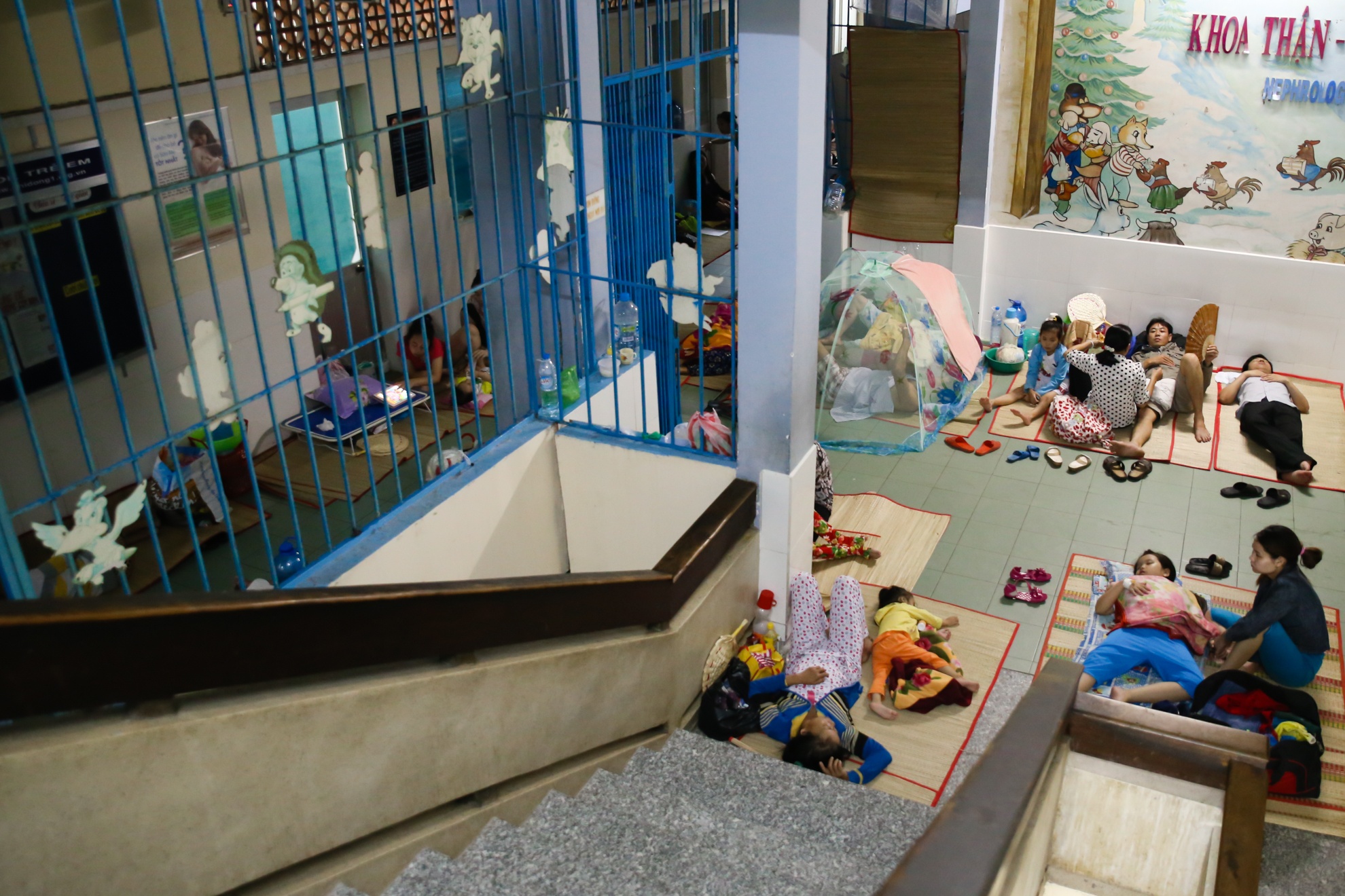 Dua bac si gioi ve tram y te de giam tai cac vien nhi hinh anh