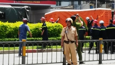 Phao bơm hơi cũng được đặt dưới mặt đất để đề phòng nam thanh niên có thể rơi xuống.