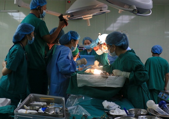 Hai con trai hien gan cuu song cha me hinh anh