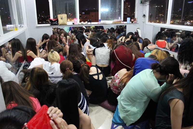 Dan chan dai trong cac nha hang bia om o Sai Gon hinh anh