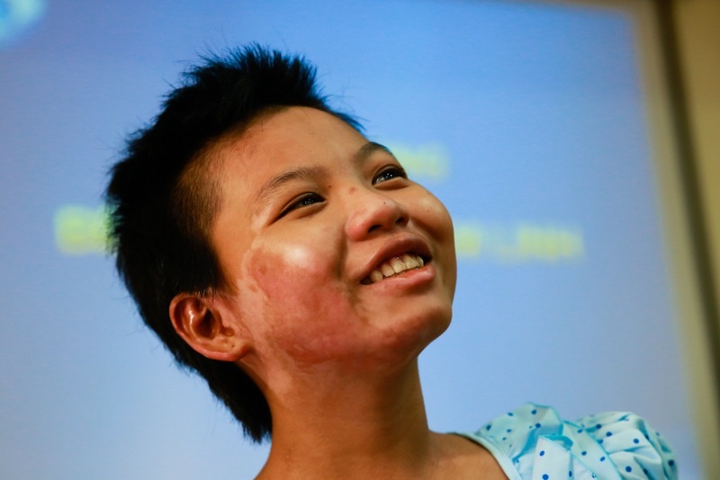 Nu cuoi ngay ra vien cua co be ban ve so bi me dot hinh anh