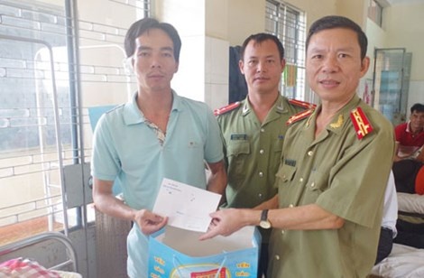Can danh nhau, pho cong an xa bi chem dut tai hinh anh