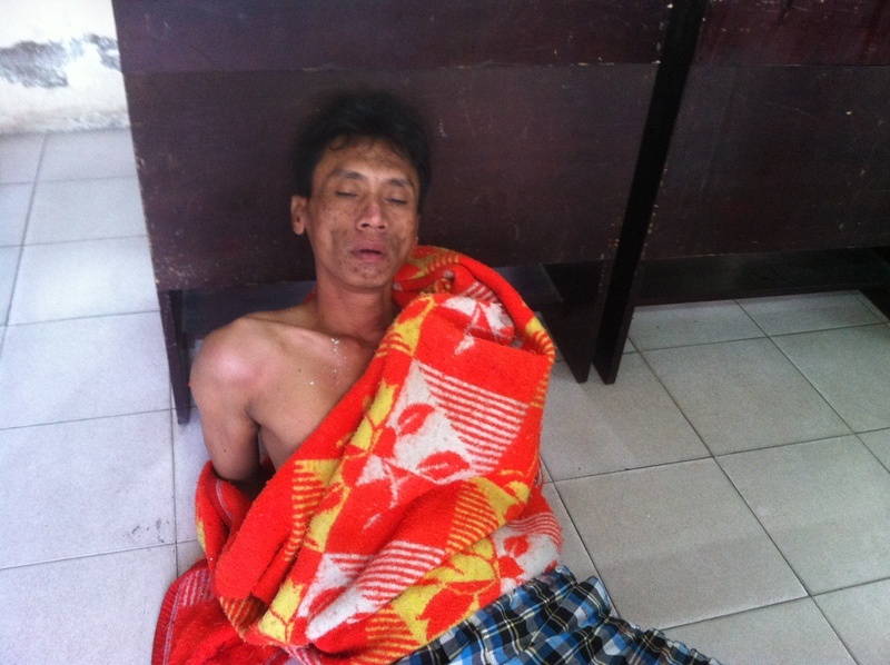 Nam thanh nien nghi ngao da doa dot xe taxi hinh anh