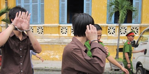 Hưng và Trí được dẫn giải đưa về trại.