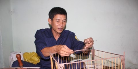 Không chỉ cảm hóa trẻ em hư, anh Lợi còn dạy các em biết nghề làm lồng chim.