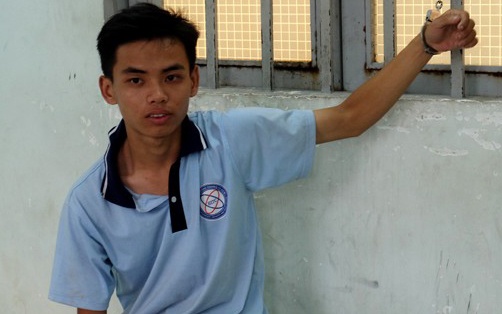 Nam sinh tat axit tra thu nguoi yeu quanh co choi toi hinh anh