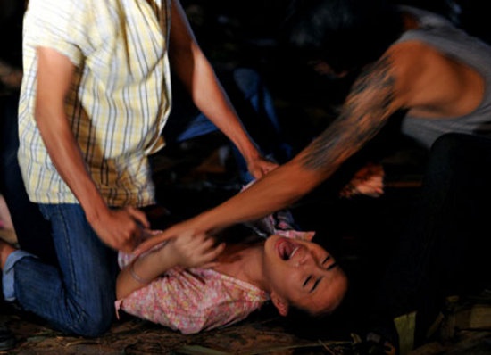 Be gai tu van sau khi bi cuong buc tap the hinh anh