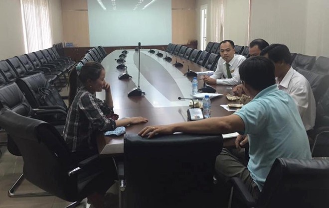 Bà Hồng được phía công an giao tiền tại ngân hàng hồi tháng 6/2015.