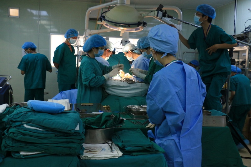 Các bác sĩ đã giành sự sống cho bệnh nhi ngưng tim. Ảnh: Bệnh viện cung cấp.