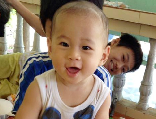 Bé trai văng ra khỏi bụng mẹ khi chào đời đã bị đứt lìa chân khi tròn 1 tuổi. Ảnh: Việt Tường.