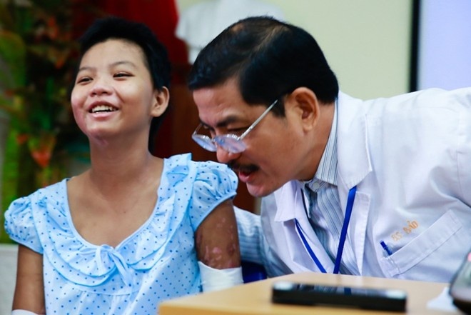 Linh tươi cười ngày xuất viện. Ảnh: Hải An.