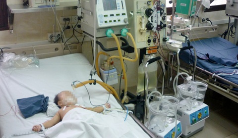 Mot be song sinh bi me ep uong thuoc doc da xuat vien hinh anh