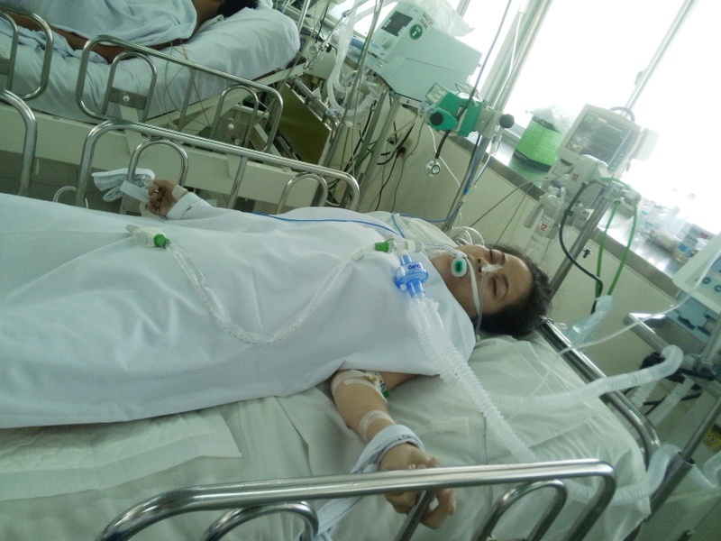 Công nhân Linh bị dập phổi đang được các bác sĩ theo dõi trong phòng ICU. Ảnh: Khánh Trung.