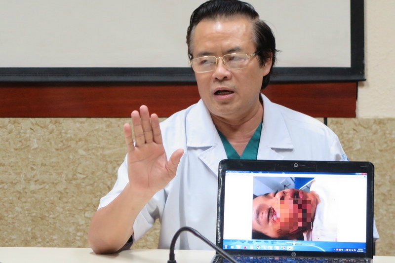 Be gai bi cho can nat mat, phai khau 15 vet thuong hinh anh