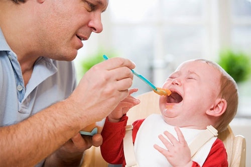 Vi sao khong nen ep tre an? hinh anh