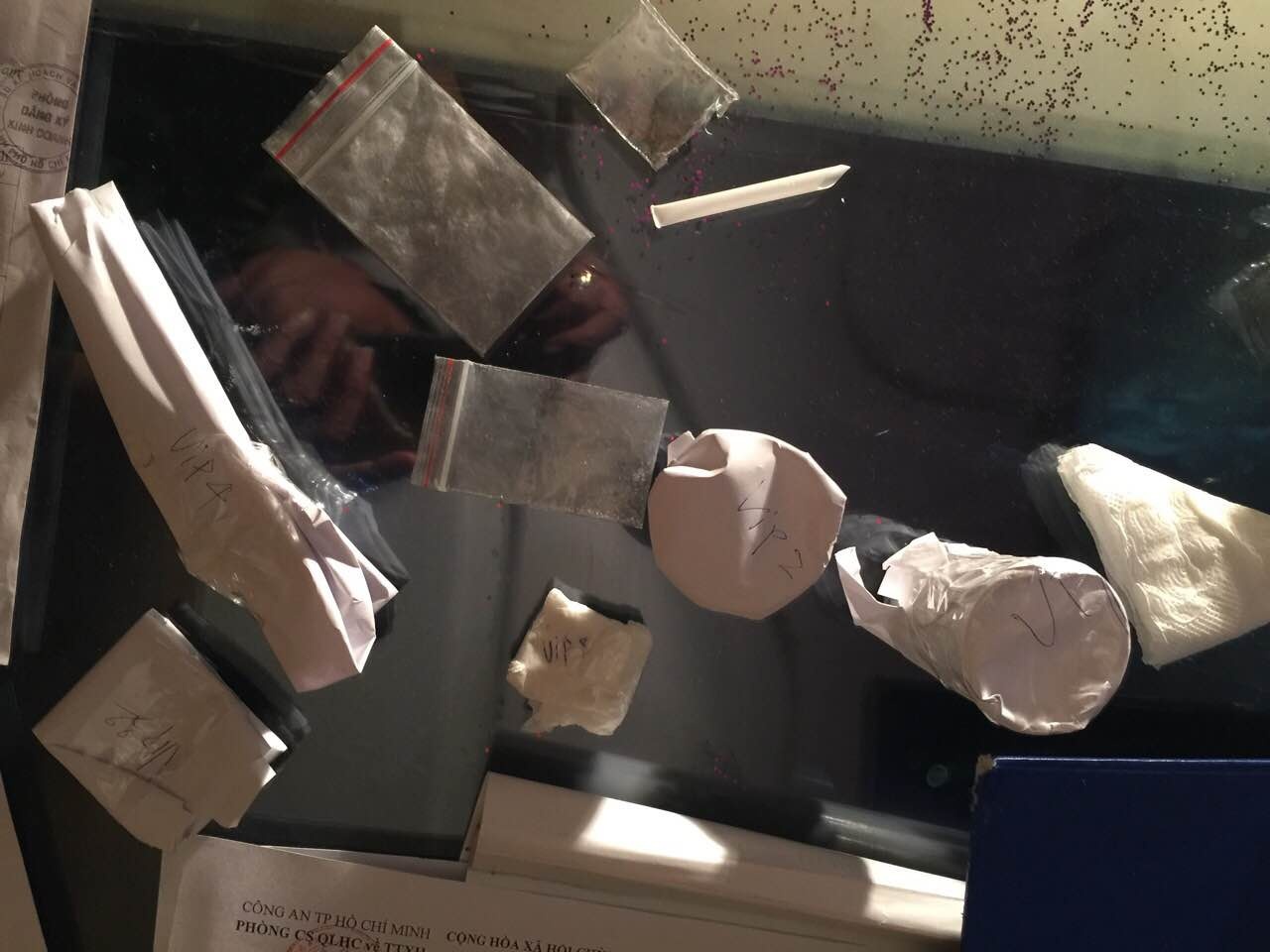 Dan choi nhon nhao khi canh sat dot kich quan bar hinh anh