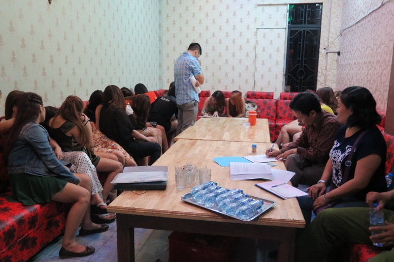 Clip chu nha hang o Sai Gon nhot tiep vien hinh anh